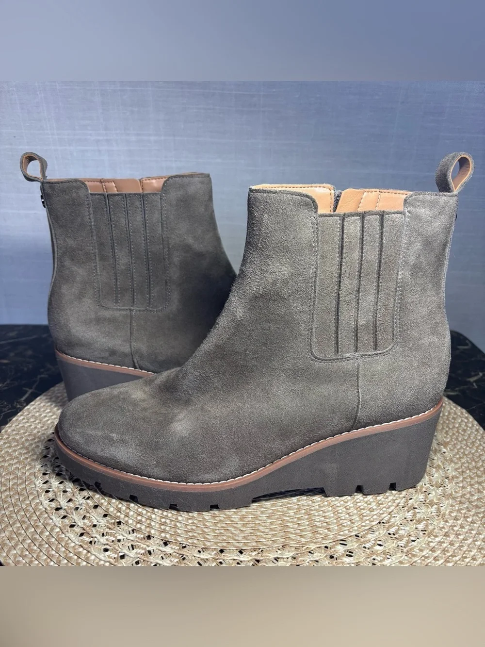 Vionic Aria Suede Wedge Ankle Booties Womens Sz 8.5 Gray Casual Shoes Comfy